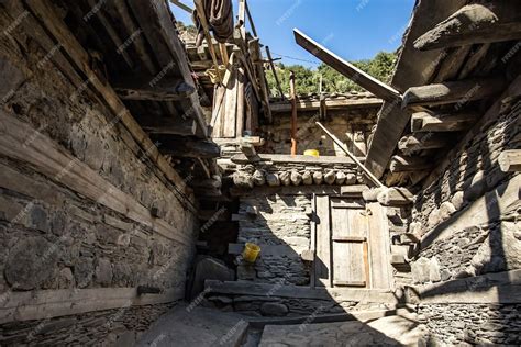 Casa de madera tradicional de kalash en el valle de kalash en pakistán ...