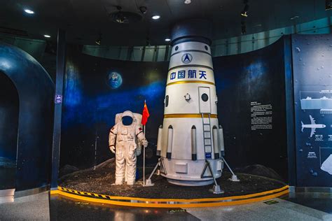 在北京天文馆内探索天文知识