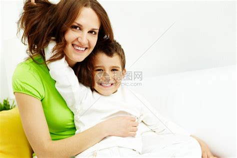 幸福母亲和儿子的家庭看着高清图片下载-正版图片503365282-摄图网