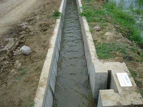 农田灌溉时,经土渠输送,会沿途损失水量一般占输水量的50%~60%,有 ...