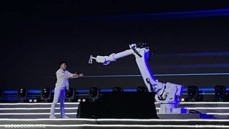 3位世界顶级机械舞大师齐聚一台，这还是地球人吗？