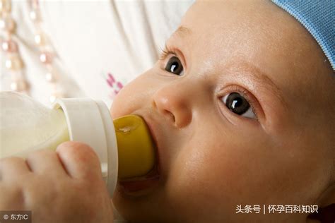 婴儿几个月不吐奶（了解新生儿的漾奶和吐奶你一定得分清楚）-幼儿百科-魔术铺