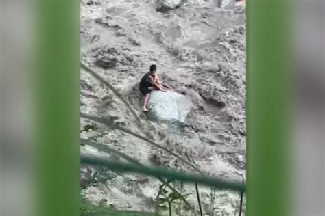 四川彭州突发山洪，众人紧急撤离，一女子为捡随身物品被洪水冲走_腾讯视频