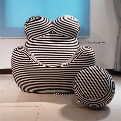 超大款原版比例 意大利设计师怀抱女人母子椅 圆球脚踏网红展示椅
