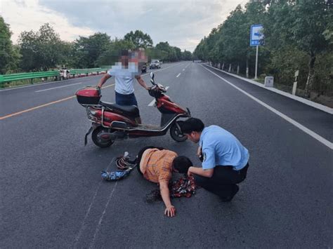 河南许昌一女子连同三轮车被大风吹倒受伤 消防迅速施救_北京时间