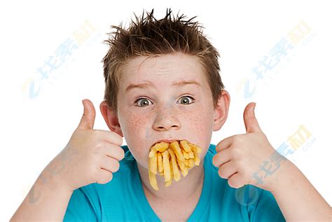 吃薯条男孩背景高清图片下载-找素材