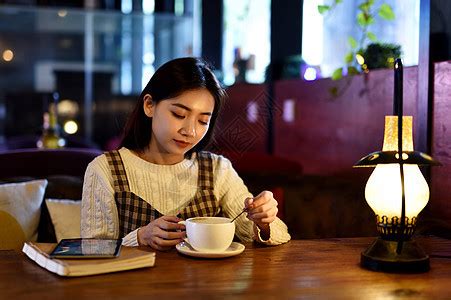 咖啡馆饮茶的女生高清图片下载-正版图片500979775-摄图网