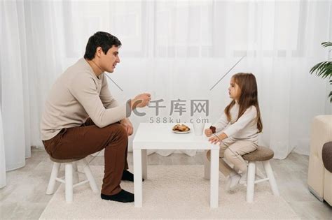 父亲女儿在家一起吃饭的侧视图高清摄影大图-千库网