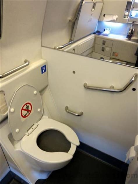 飞机厕所故障乘客内急 机长中途降落让乘客“方便”_民航_资讯_航空圈