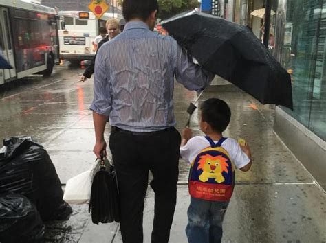 带孩子打伞,没打伞,打伞孩子在外面_大山谷图库