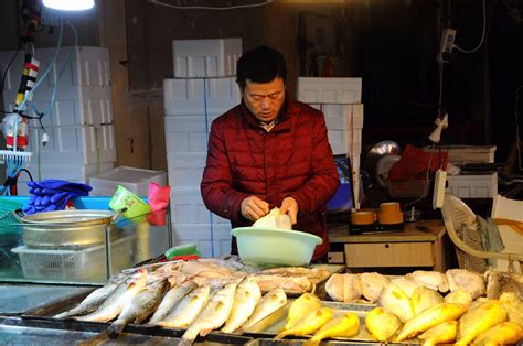正月十五前夕 探访青岛早市 鸦片鱼22一斤 贝类海味尝鲜正当时