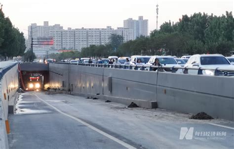 郑州京广北路隧道积水排空时间尚不确定 救援队抽水一昼夜前进60米 | 每经网