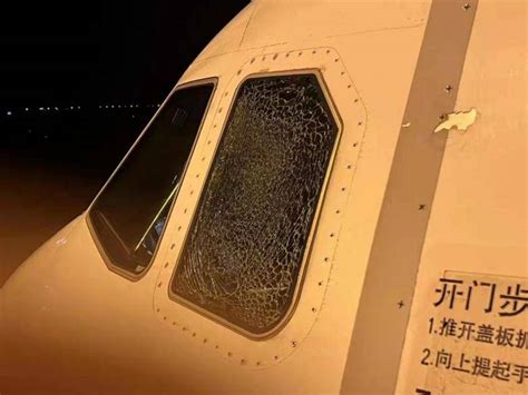 川航3U8633驾驶舱玻璃碎裂迫降 地面人员检查客机_金羊网新闻