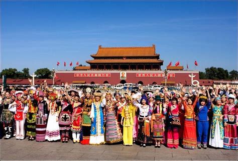 各族人民幸福吉祥 伟大祖国繁荣富强 - 周到上海