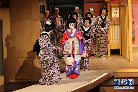 歌舞伎是日本传统艺能，以华美新颖女扮男装的形式表演舞蹈