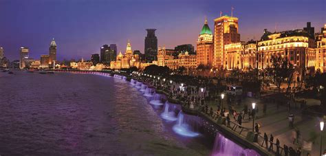 视觉 _ 国庆前夜，站在外滩眺望灯光映衬下的上海