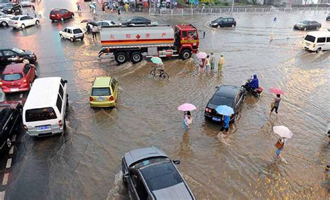 北京通州暴雨一轿车涉水人员被困 消防紧急救援下水推车|北京市|暴雨|涉水_新浪新闻