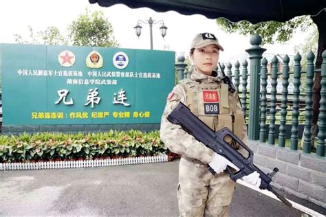 90后特警女教官 教男队员格斗和打枪-北京时间
