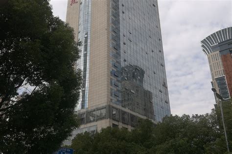 实拍武汉光谷大道第一高楼，烽火科技集团大厦，非常壮观_腾讯视频