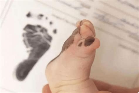 宝宝出生后为啥需要“留脚印”？3个原因，准妈妈可以提前了解_指纹