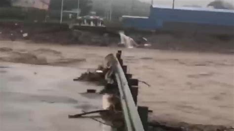 四川大雨涪江水位暴涨 实拍两列8000吨重火车开上大桥抗洪！_腾讯视频