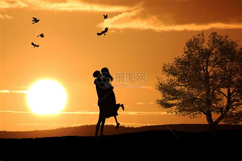 夕阳下相拥的情侣图片素材-正版创意图片500549718-摄图网