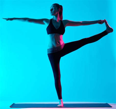 蓝色背景前瑜伽健身的美女图片-瑜伽练习动作素材-高清图片-摄影照片-寻图免费打包下载