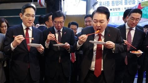韩国申博失败后，尹锡悦带着财阀们开心吃炒年糕_凤凰网视频_凤凰网