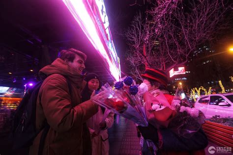 北京三里屯酒吧街腾退改造前最后一夜，众多市民前往打卡留念