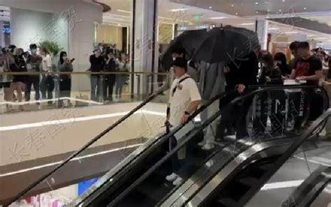 某男星现身商场，前呼后拥专人撑伞遮挡排场大_凤凰网