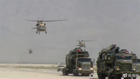 庆祝美军撤离一周年，阿富汗塔利班大阅兵，展示各种缴获的美俄装备