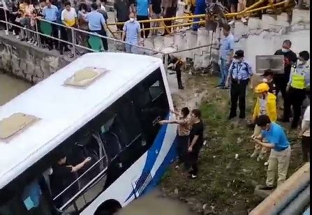 上海警方通报公交车坠河，驾驶员已被救出目前无大碍_凤凰网视频_凤凰网