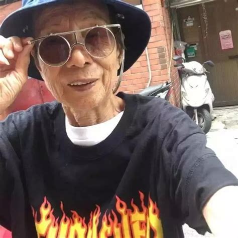 88岁老奶奶竟然穿的比你还时尚？这位火遍ins的老太太做到了！