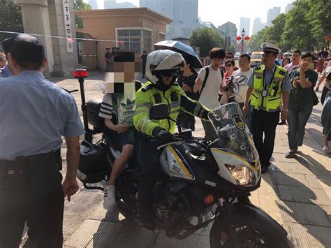 直击高考首日：交警现场疏导，老师和考生击掌、拥抱-千龙网·中国首都网