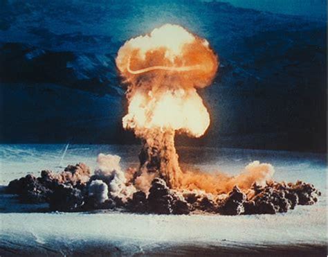 油气井燃烧3年不灭，苏联科学家用核弹灭火，只需23秒|爆炸|油气井|核弹_新浪新闻