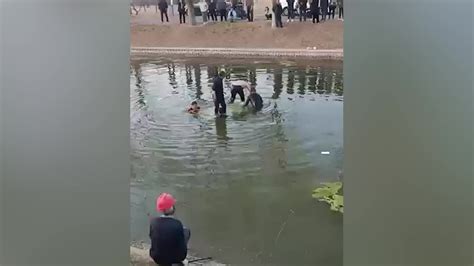 小车坠河被淹至车顶，多名群众跳入水中拉出两人_凤凰网视频_凤凰网