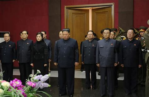 朝鲜一位女议员去世，最高领导人金正恩偕夫人前往沉痛悼念_凤凰网视频_凤凰网
