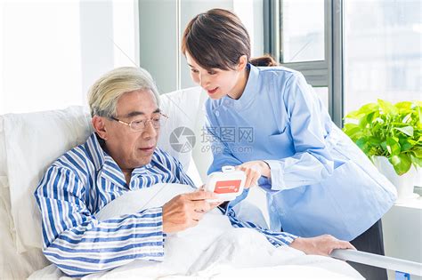 护理人员叮嘱老人用药高清图片下载-正版图片501142637-摄图网