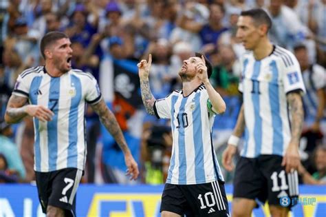 互不相让！阿根廷与乌拉圭爆发冲突！梅西推开对手+锁脖！-直播吧