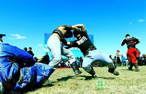 蒙古式摔跤中，参赛选手身体哪个部位先着地算输？_比赛