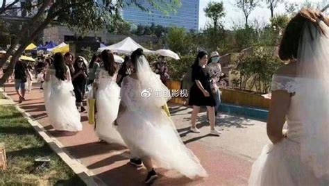 王源粉丝穿婚纱：不是无脑追星，是女性在寻找结婚以外的人生意义|王源|演唱会_新浪新闻