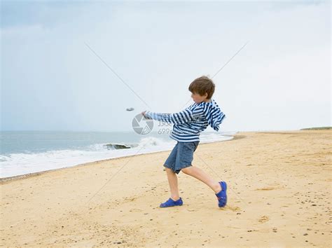 男孩把石头抛到海里高清图片下载-正版图片501516315-摄图网