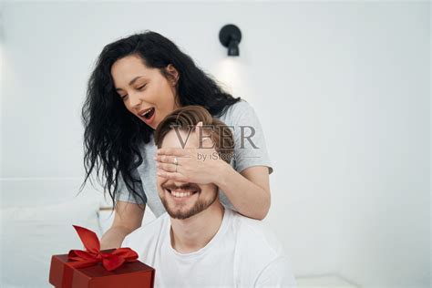 爱的女人送给心爱的男人礼物图片-商业图片-正版原创图片下载购买-VEER图片库