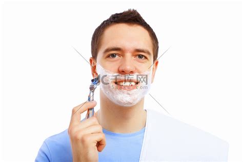 正在刮胡子的男人图片