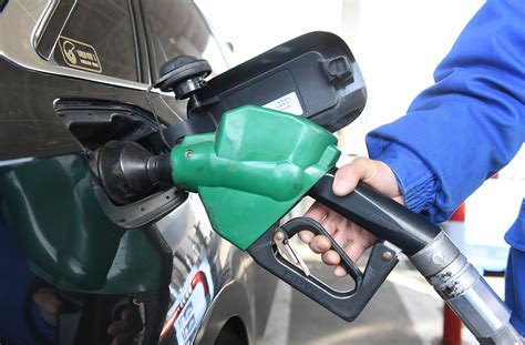 “五一”前油价或迎来年内第7次上涨！机构预测：加满一箱92号汽油将多花8元，95号汽油或重返“9元时代” | 每经网