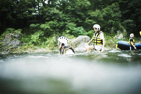 一个在河里玩的女人高清图片下载-正版图片502042330-摄图网