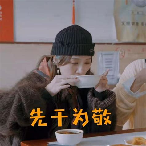 关晓彤游玩什刹海，喝豆汁吃焦圈直呼美味_腾讯视频