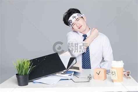 工作压力大疲惫不堪的男青年高清图片下载-正版图片501055674-摄图网