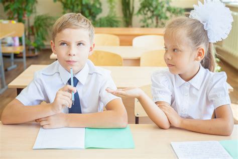 学生或同学在学校教室里一起坐在桌前-包图企业站