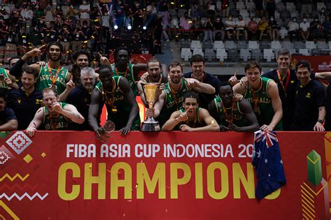 男篮亚洲杯澳大利亚强势卫冕，中国队重返顶峰面临双重“夹击”_体育 _ 文汇网